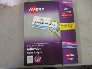lot 42 image: Avery Adhesive Name Badges 400 coun...