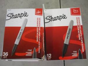 lot 61 image: Black Sharpie Permanent Markers...