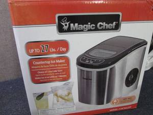 lot 15 image: Magic Chef Counter Top Ice Maker op...