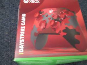 lot 20 image: Xbox Daystrike Camo Controller open...