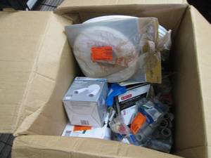 lot 86 image: Large Lot of Assorted Lighting & El...