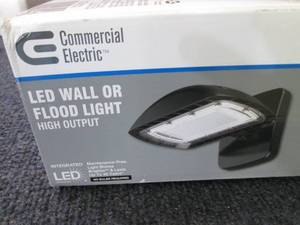 lot 148 image: Commercial Electric 350-Watt Equiva...