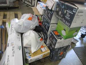 lot 173 image: Pallet of Lighting Products- damage...