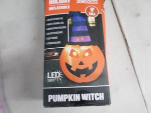 lot 294 image: Pumpkin Witch Holiday Inflatable op...