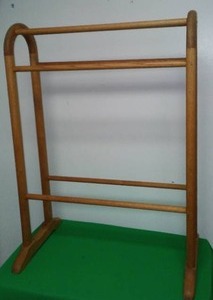 lot 204 image: Oak Quilt Display Rack. Excellent