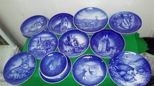 lot 207 image: Collectible plates (18)