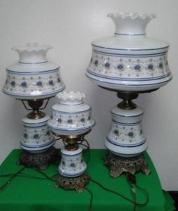 lot 246 image: Trio of matching vintage lamps  working.