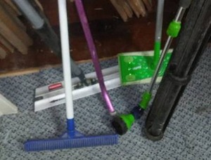 lot 283 image: Rubbermaid Floor Washer.
