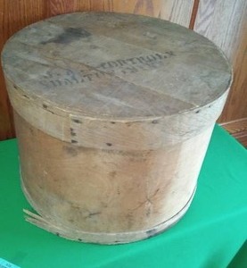 lot 316 image: Vintage Round Wood Box.