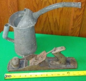 lot 818 image: 2 quart vintage fluid filler & hand plane.