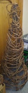 lot 832 image: 5 foot woven vine tree - Cool