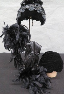 lot 6 image: VINTAGE HATS AND GLOVES