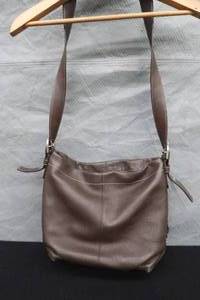 lot 14 image: BROWN LEATHER COACH BAG