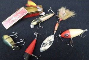 lot 21 image: VINTAGE FISHING LURES