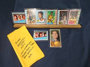 lot 30 image: 8 VINTAGE BASKETBALL CARDS FROM THE 70S