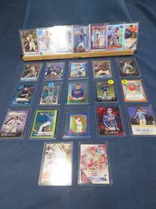 lot 34 image: COLLECTABLE BASEBALL CARDS
