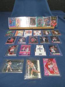 lot 35 image: COLLECTABLE BASEBALL CARDS