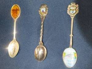 lot 54 image: 3 VINTAGE DECORATIVE COLLECTABLE TINY SPOONS