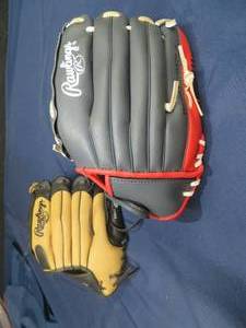 lot 61 image: TWO RIGHT HANDED BASEBALL MITTS BY RAWLINGS