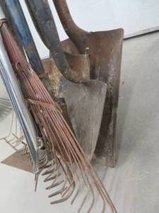 lot 77 image: LARGE LOT OF GARDENINGLAWN CARE TOOLS