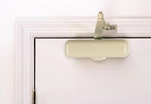 lot 845 image: Universal Hardware Heavy-Duty Ivory Residential Door Closer Model 4103