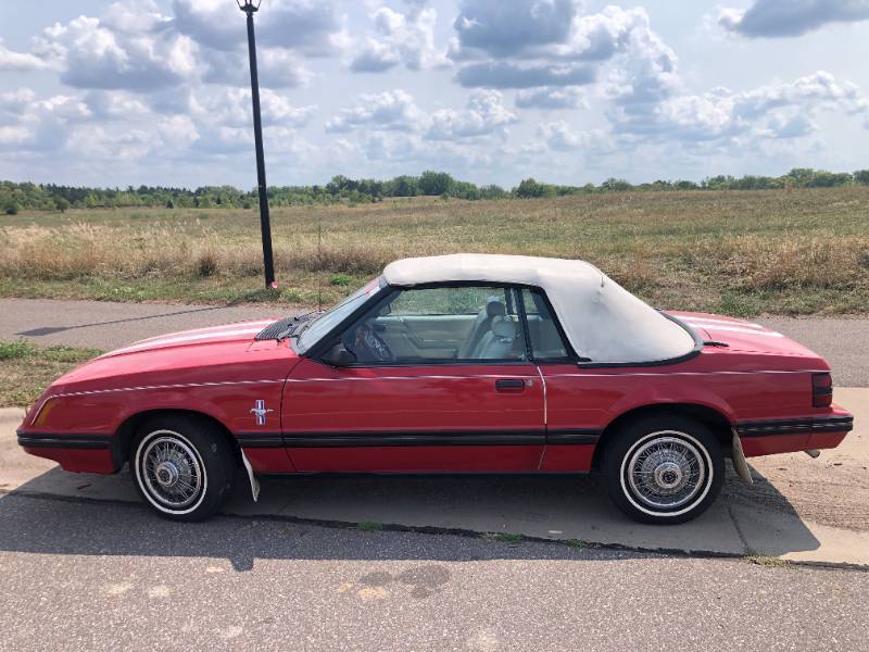 lot 5 image: 1983 Ford Mustang