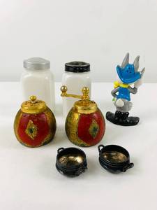 lot 16 image: A Collection of Vintage Salt and Pepper Shakers- Milk Glass, Looney Tunes & More