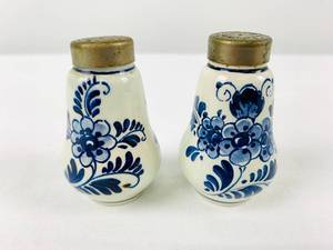 lot 18 image: Collection of Delft Blue and White China Pieces