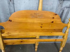 lot 61 image: Wood Headboard & Footboard w Rails - For Full Size Bed