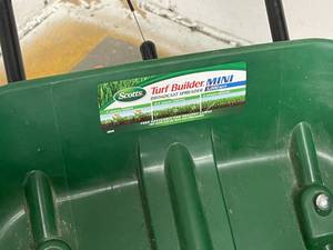 lot 68 image: Scotts Turf Builder Spreader