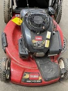 lot 69 image: Toro 22 Recylcer 149cc Lawn Mower w Manual