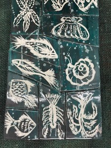 lot 106 image: Hand Painted Tile Art by Doris L. Moreland