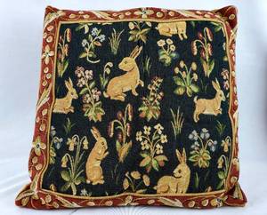 lot 44 image: Vintage Throw Pillows & Table Lamp Set