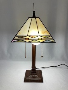 lot 213 image: Lovely Antique Tiffany Slag Glass Lamp