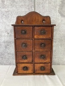 lot 214 image: Collection of Vintage Decor