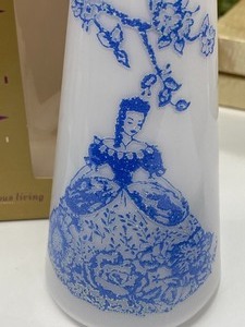 lot 20 image: Mid Century B-C Glassware For Gracious Living Pair of Vintage Vases