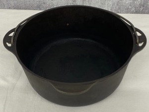 lot 15 image: Griswold Cast Iron #8 Dutch Oven w Pyrex Glass Lid- 4 Quart