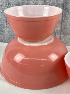 lot 14 image: Set of Vintage Pink Pyrex Nesting Bowls & Pyrex Measuring Cup