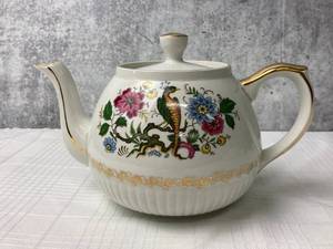 lot 41 image: English Ellgreave Teapot and Four Meito China Bowls, Japan