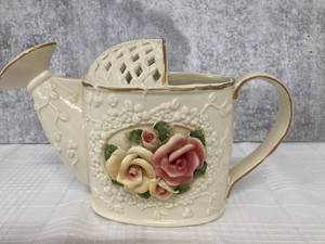 lot 53 image: Collection of Vintage Floral Ceramic Pieces