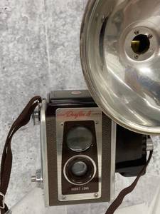 lot 57 image: Vintage Duaflex IV Kodak Camera & General Electric Transistor Radio