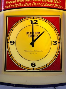 lot 226 image: Vintage Lighted Miller Beer Clock 1996