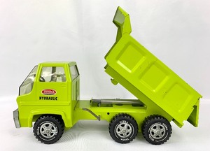 lot 230 image: Two Vintage Tonka Trucks - Lime Hydraulic Dump Truck (13200) and Camper Motor Home (530)