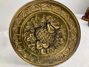 lot 92 image: Vintage Brass Decorative Plates  Wall Decor