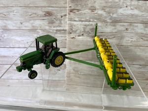 lot 309 image: Lot of Vintage Ertl John Deere Die Cast Tractors & Accessories