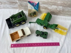 lot 322 image: Vintage Ertl John Deere Die Cast Tractors & Tin Truck