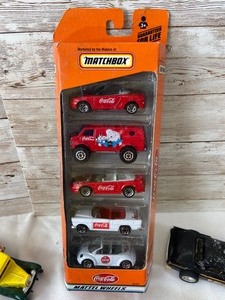 lot 326 image: Large Lot Of Vintage Die Cast & Plastic Toy Cars Trucks