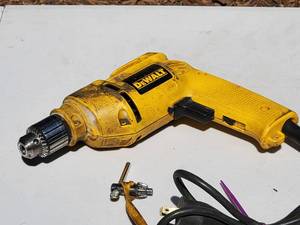 lot 20 image: Electric Dewalt Drill