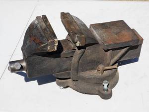 lot 11 image: Medium Size Work Bench Vise