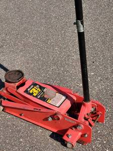 lot 69 image: 3-12 Ton Hydraulic Service Jack